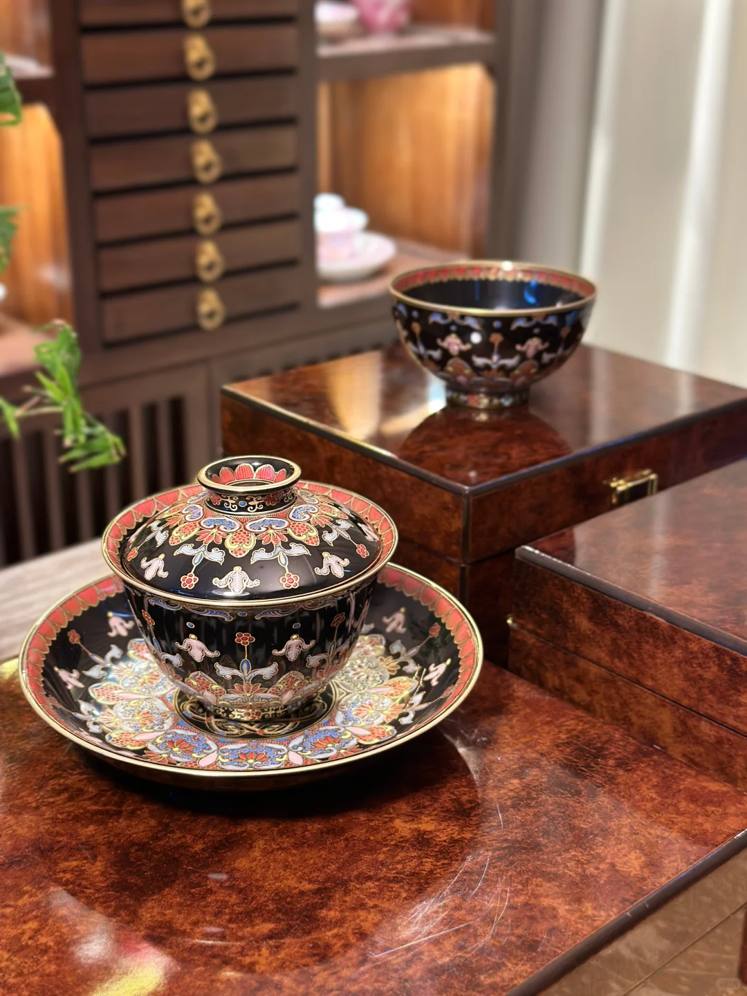 珐琅彩还是这么美✨珐琅彩灵蛇宝相茶器?