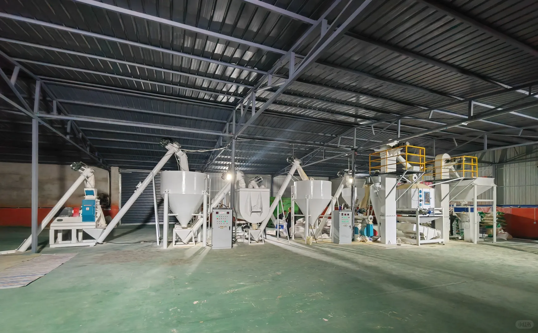 全自动饲料机整套设备:养殖业生产线利器