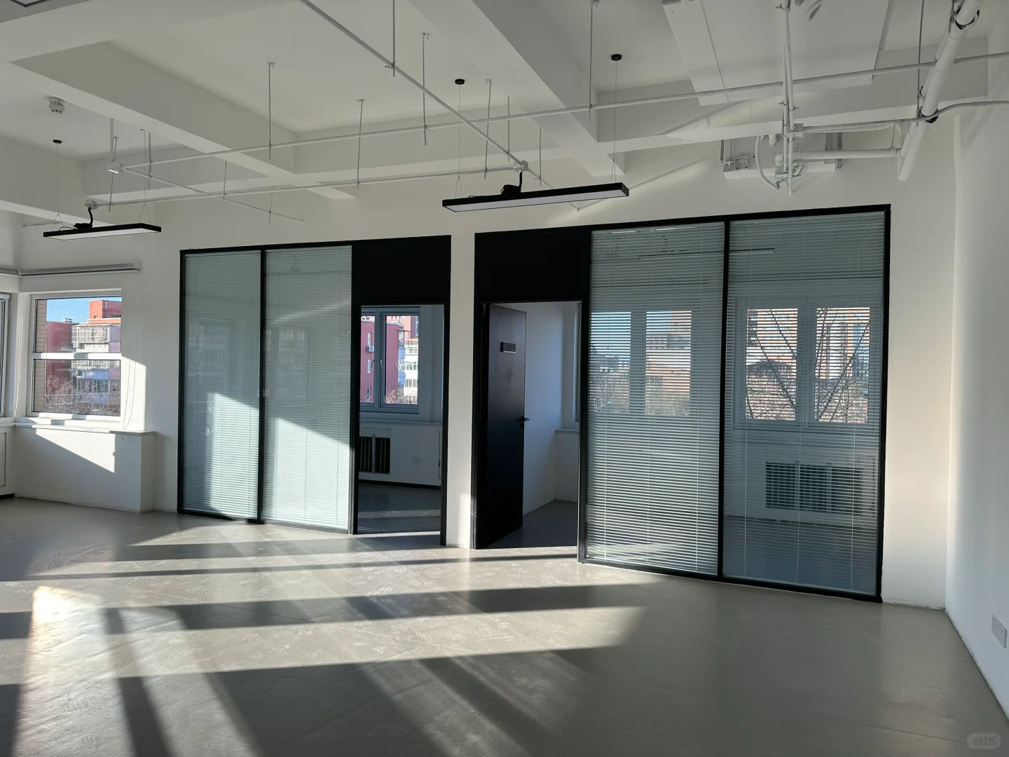 办公室极简玻璃隔断