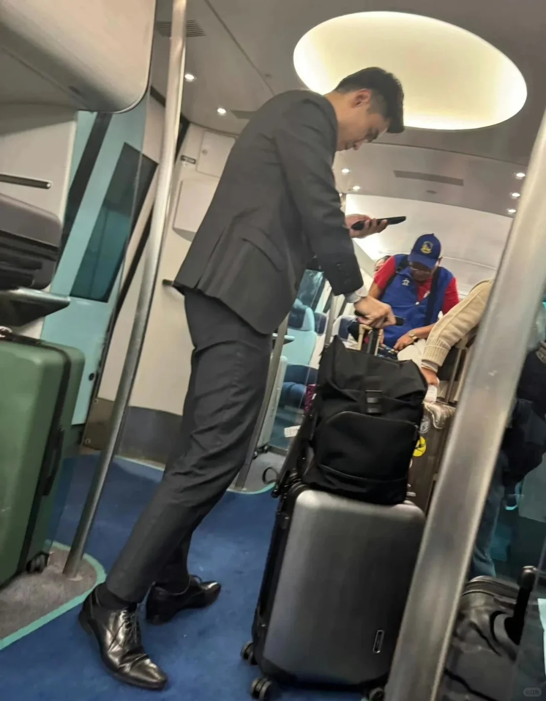 地铁偶遇正装男