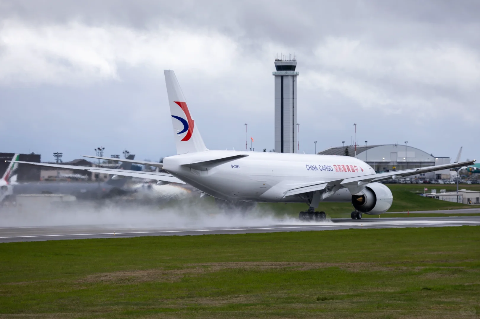 順飛哦 中貨航最新波音777F貨機 順利交付?