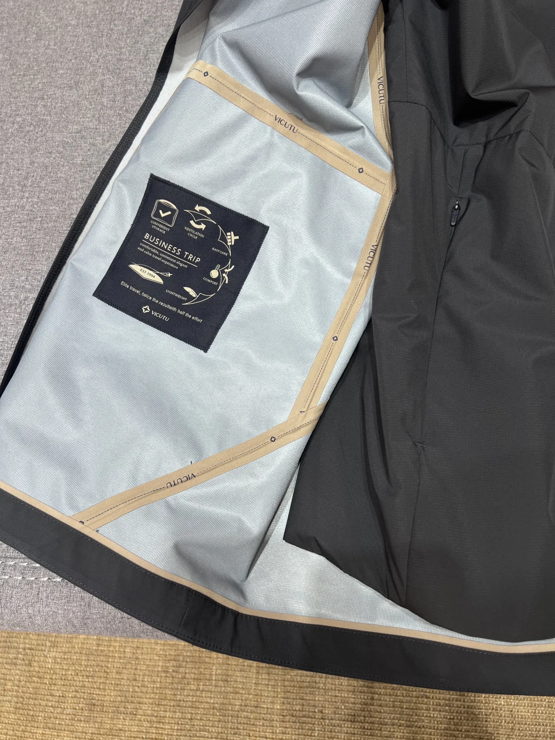 一件剪裁利落的干部夹克