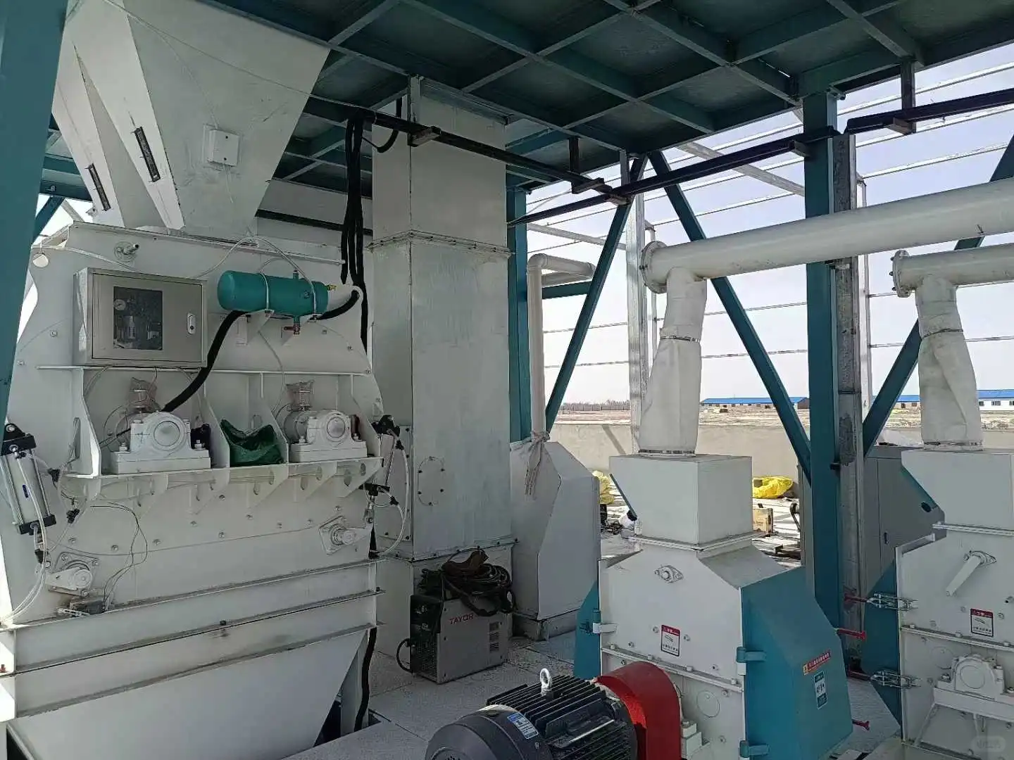 从原料到成品：大型饲料生产线设备全流程