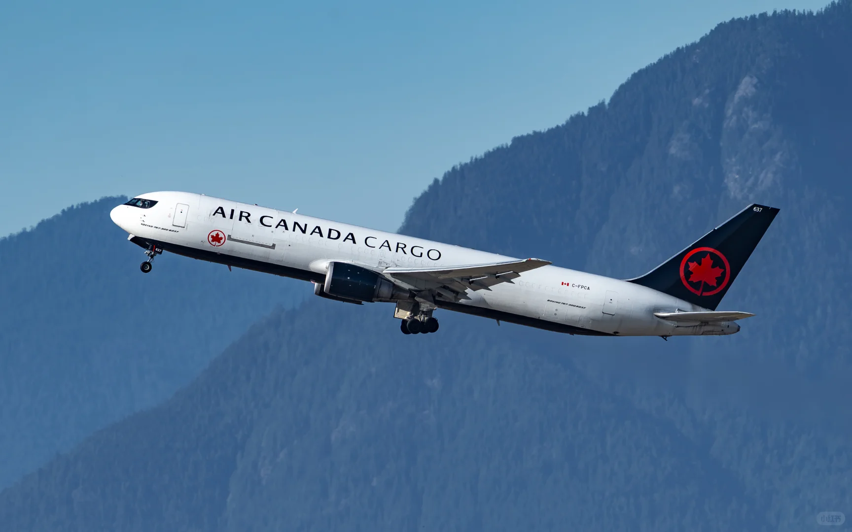 三架经典货机相继从温哥华山景中腾空而起