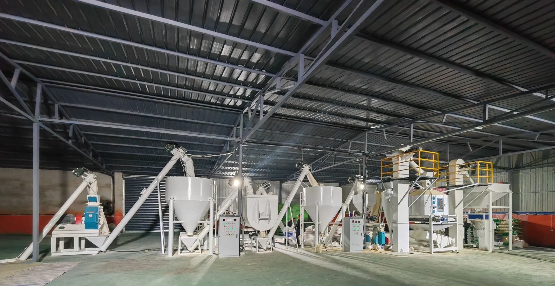 养殖场整套饲料加工机器设备实现自动化生产
