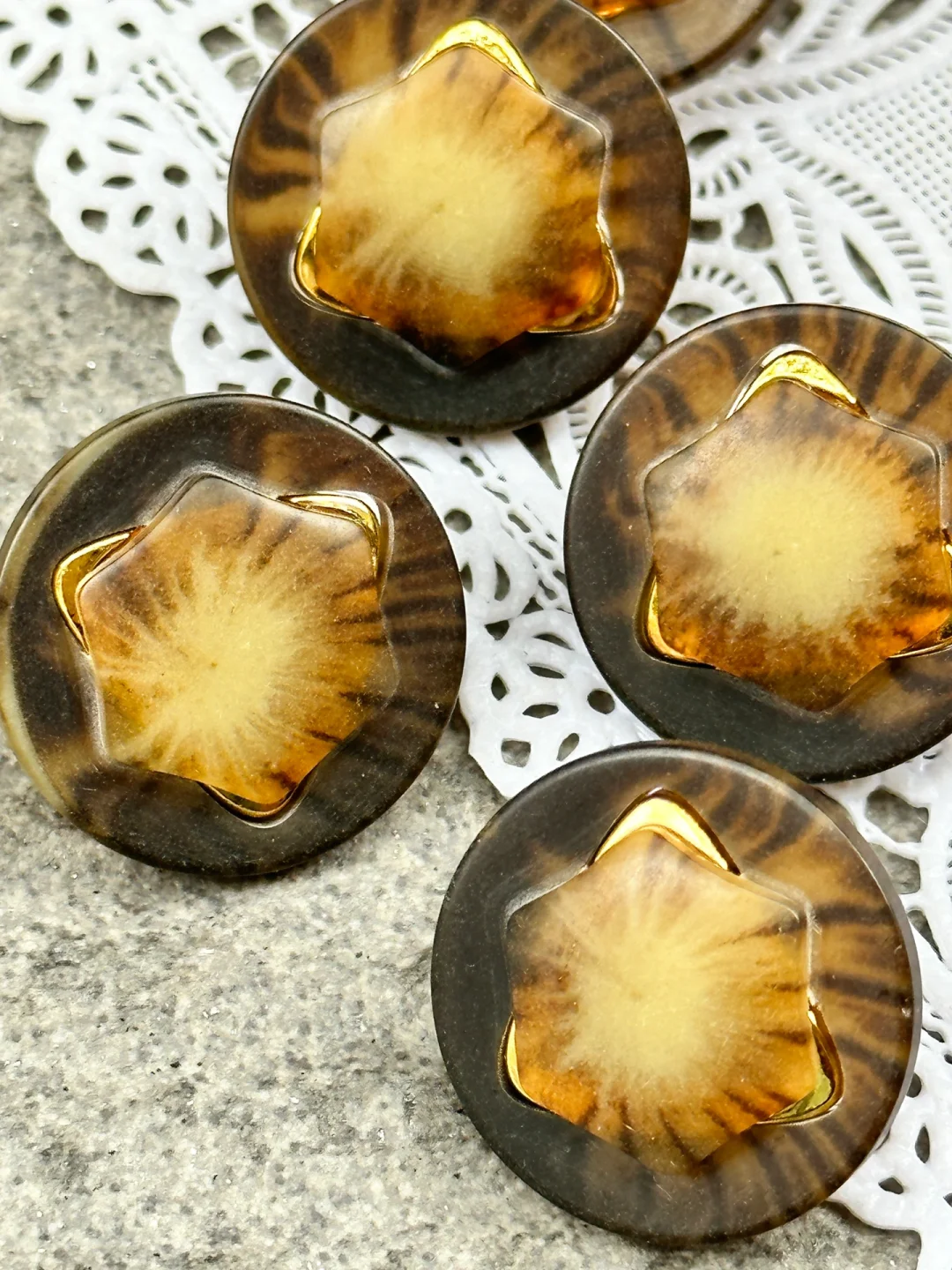 深琥珀色树脂纽扣 相见大约在冬季