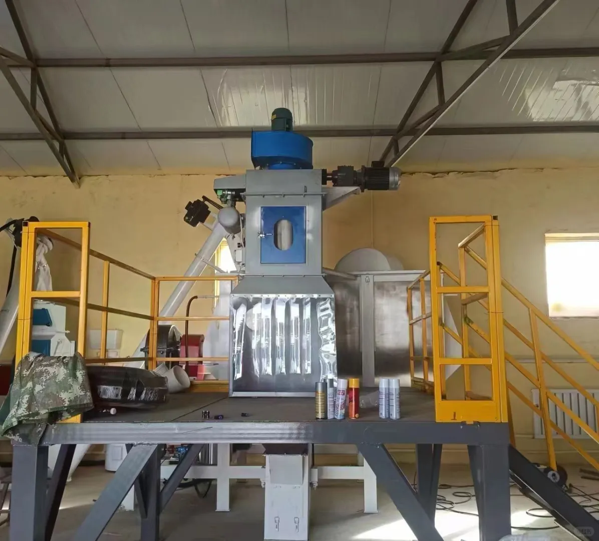 全自动饲料机械成套设备：养殖好帮手