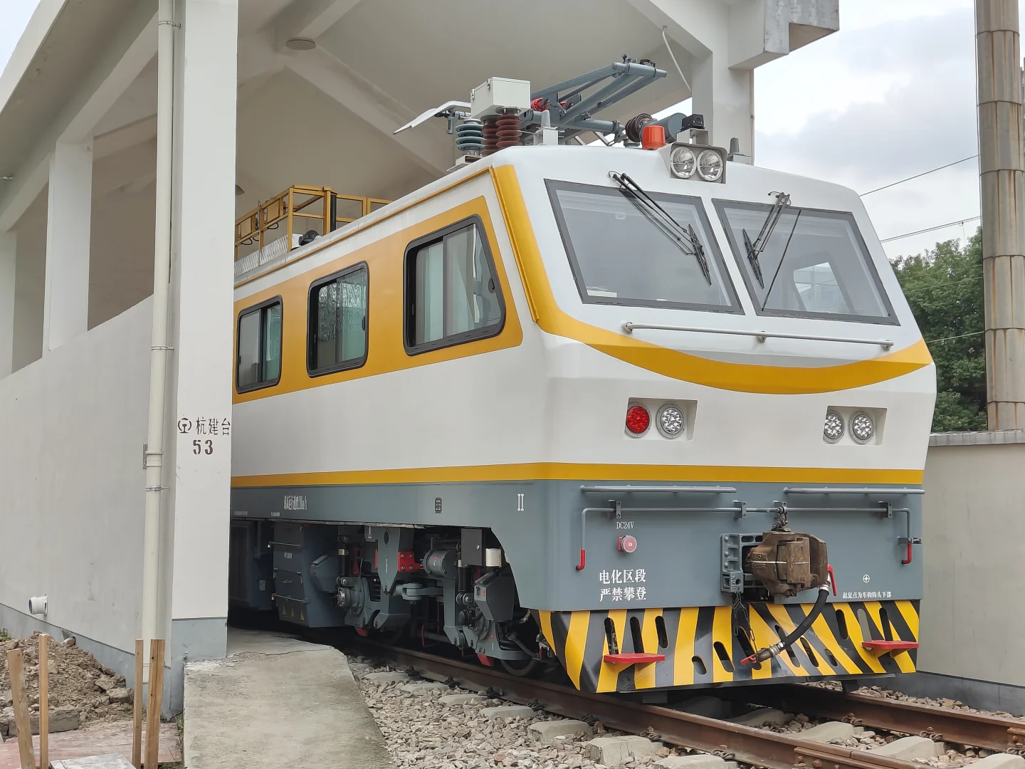 见到火车中好东西了！JW-4G型触网作业车