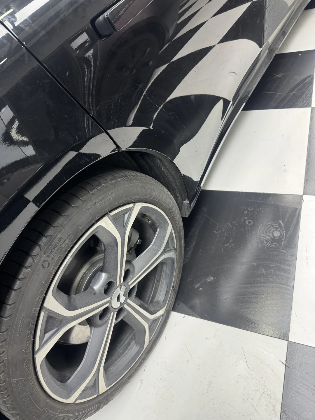 蔚来et5t右后车门轻轻擦到一下就成了这样?