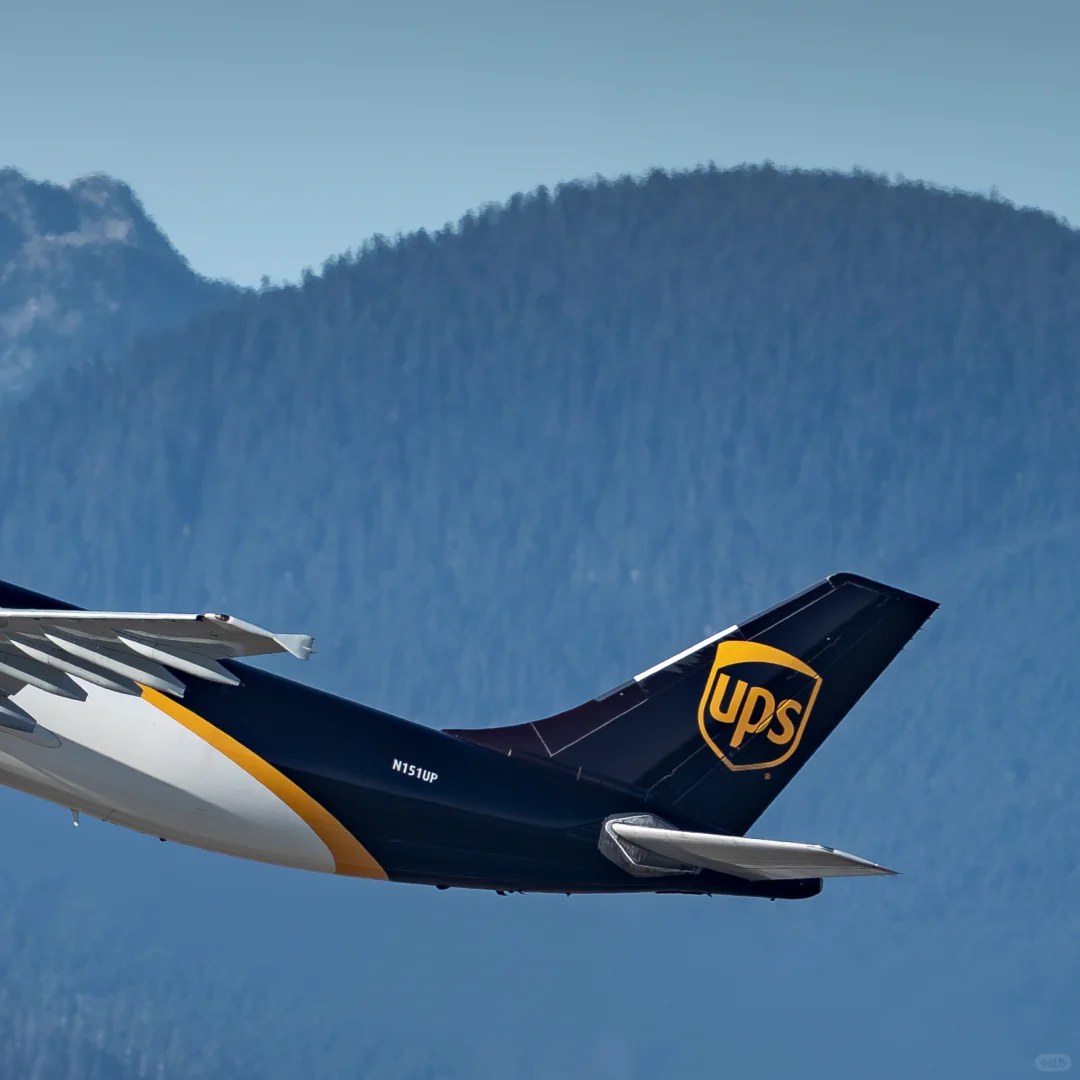 三架经典货机相继从温哥华山景中腾空而起