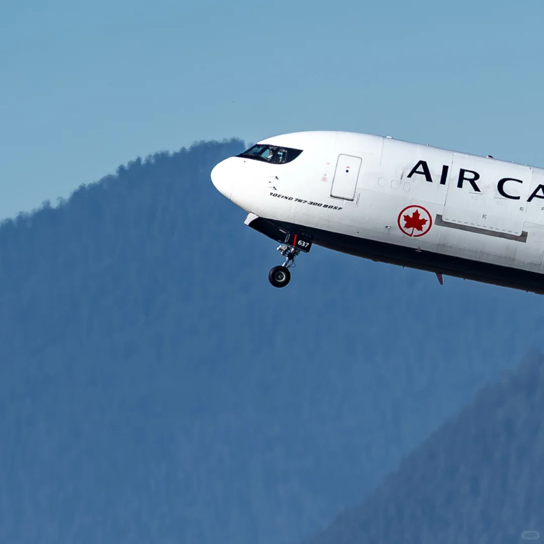 三架经典货机相继从温哥华山景中腾空而起