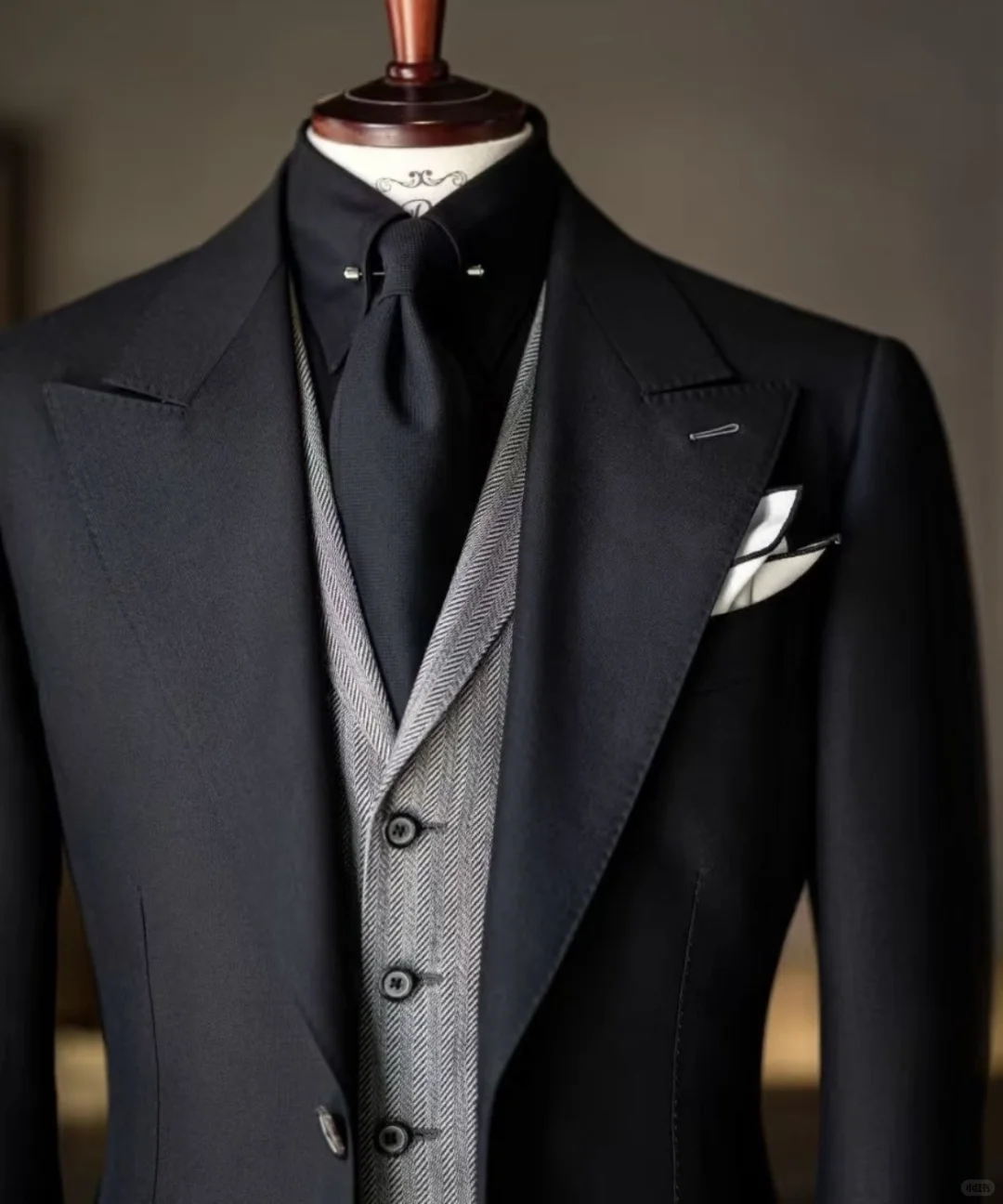西装定制｜黑色西装，通勤穿搭的绝佳选择