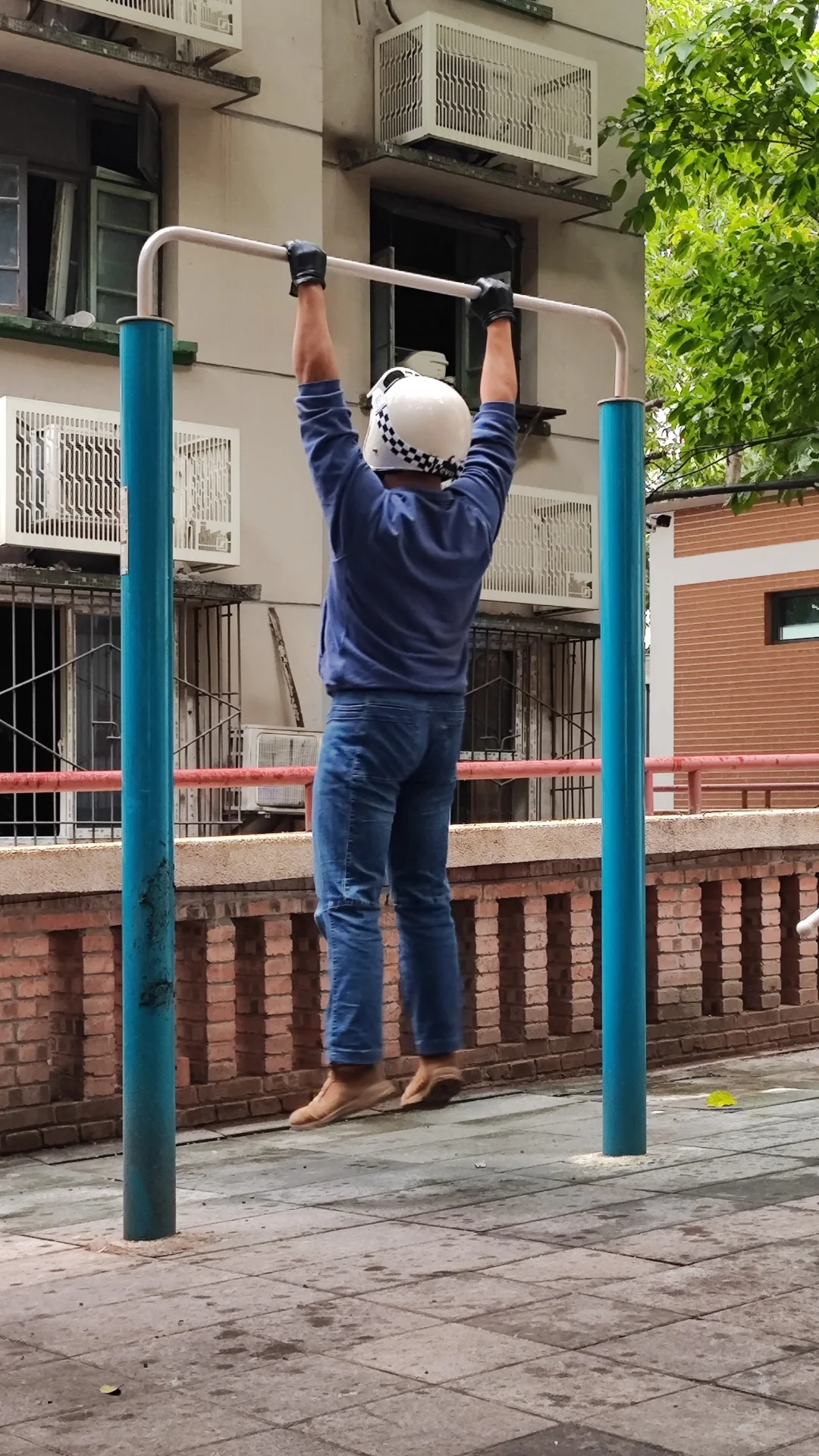 单杠悬垂益于摩托骑行