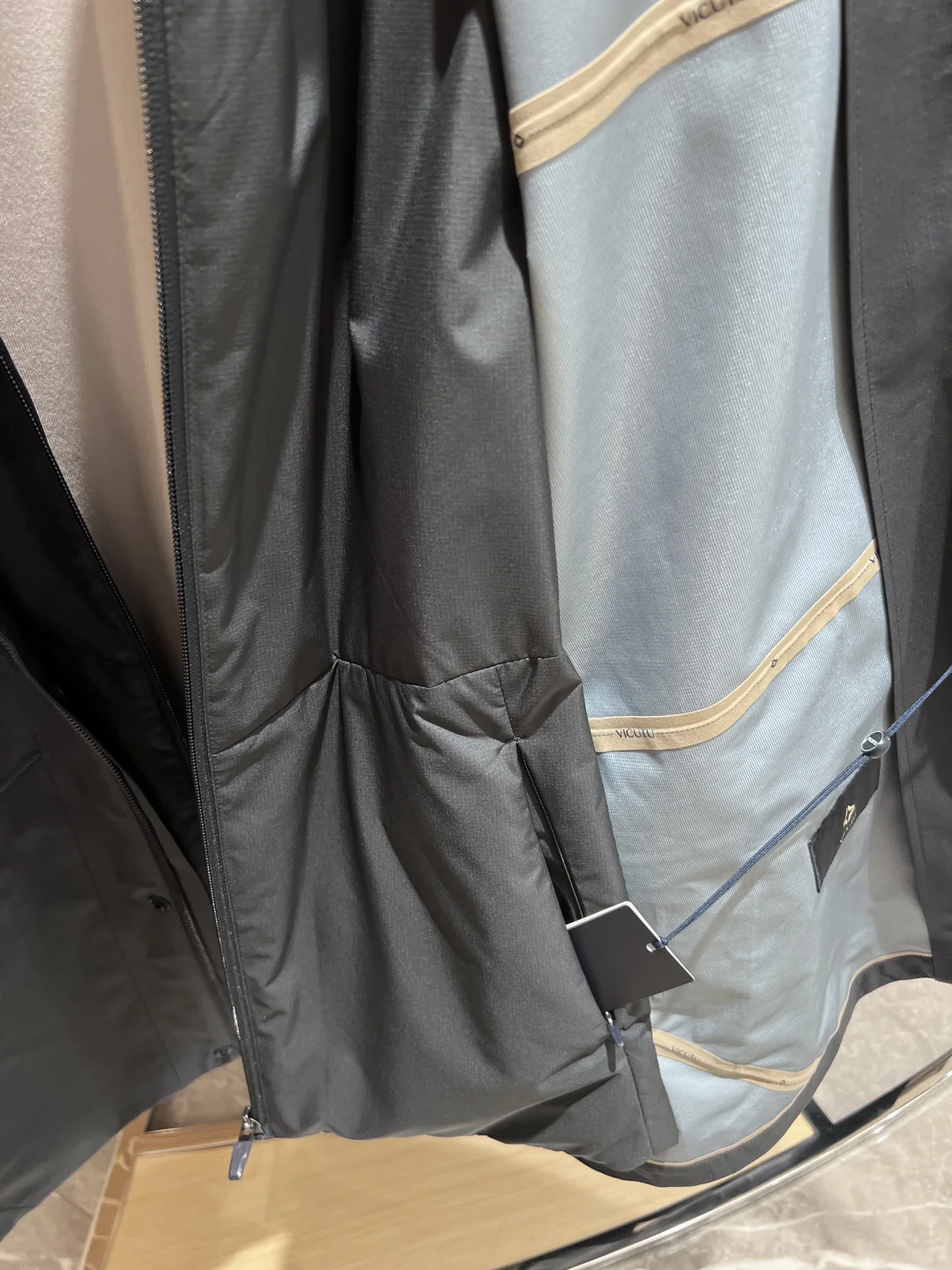 一件剪裁利落的干部夹克