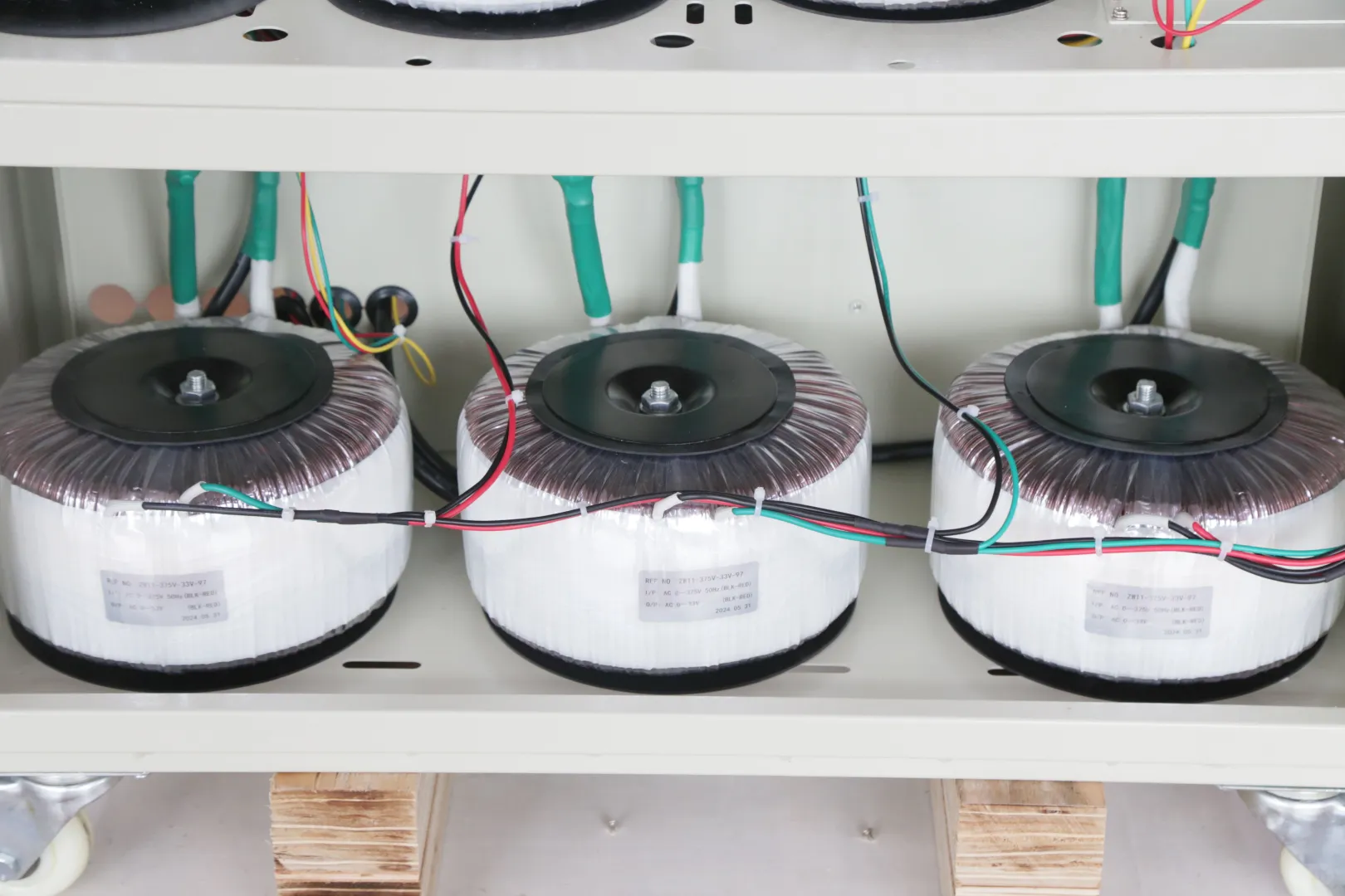 无触点稳压器和有触点稳压器有什么区别?