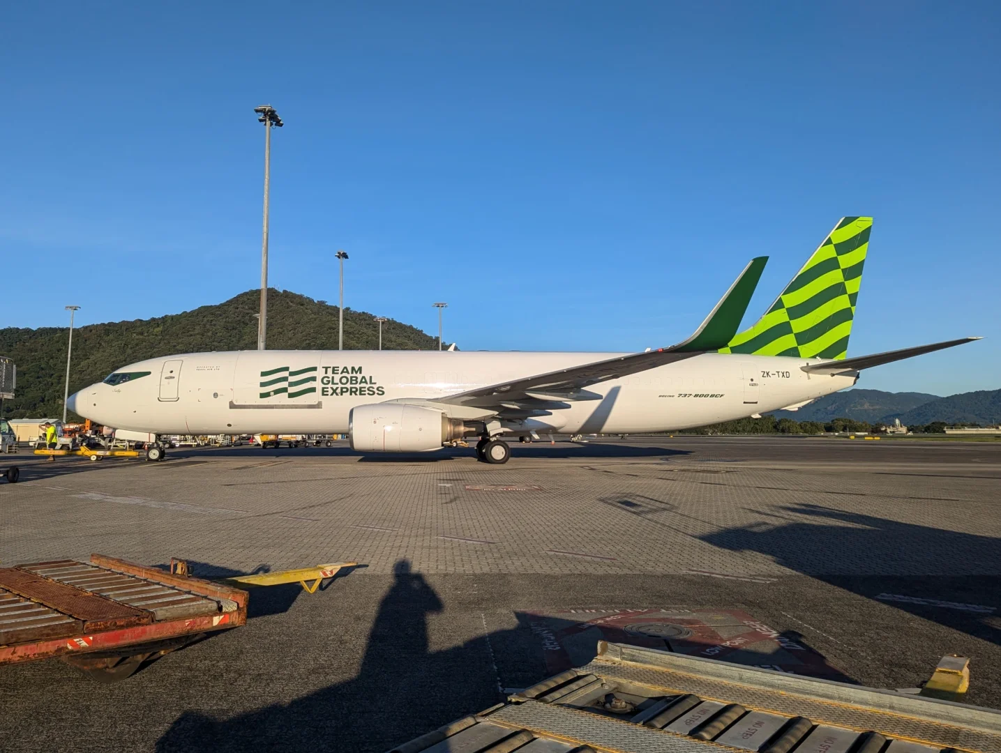 帮忙装卸了一架TGE的货机……