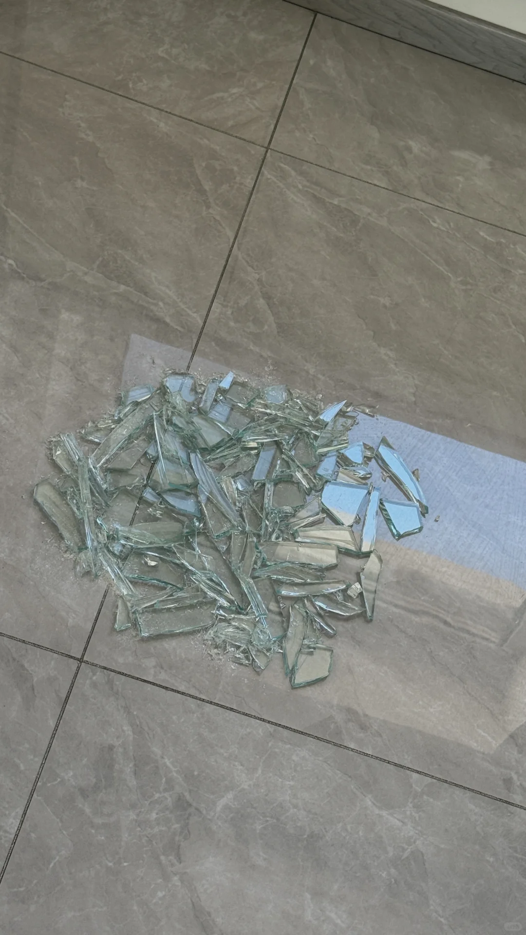 不小心把玻璃门撞碎了