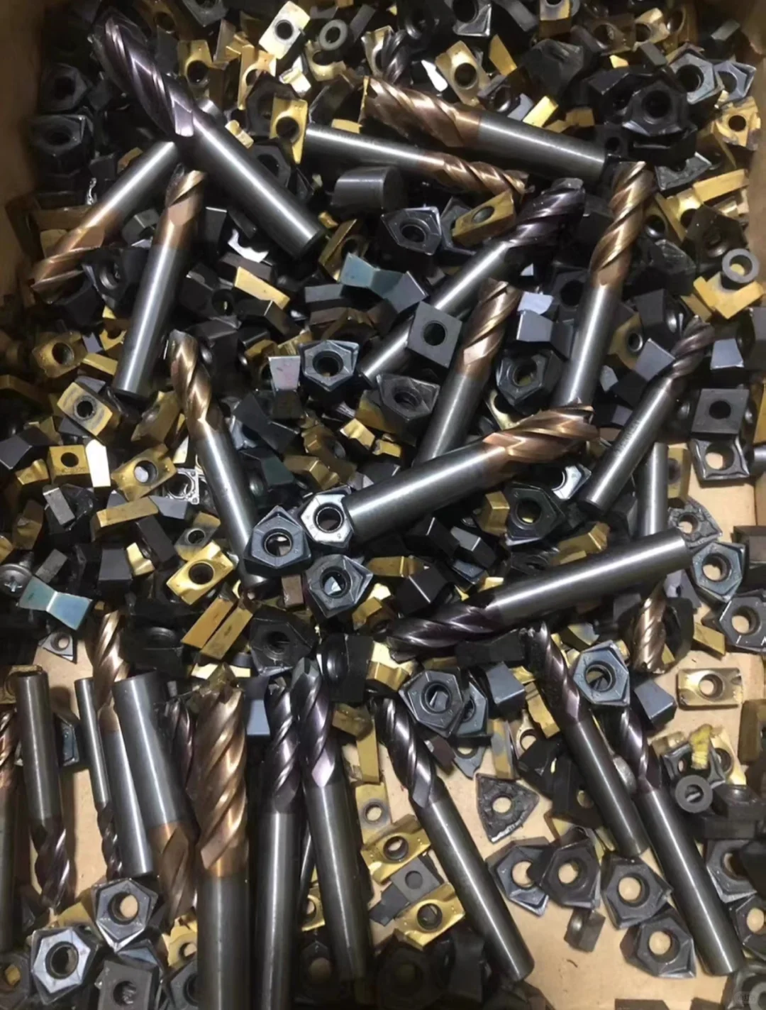 像这种报废刀具一公斤就是好几包华子呢