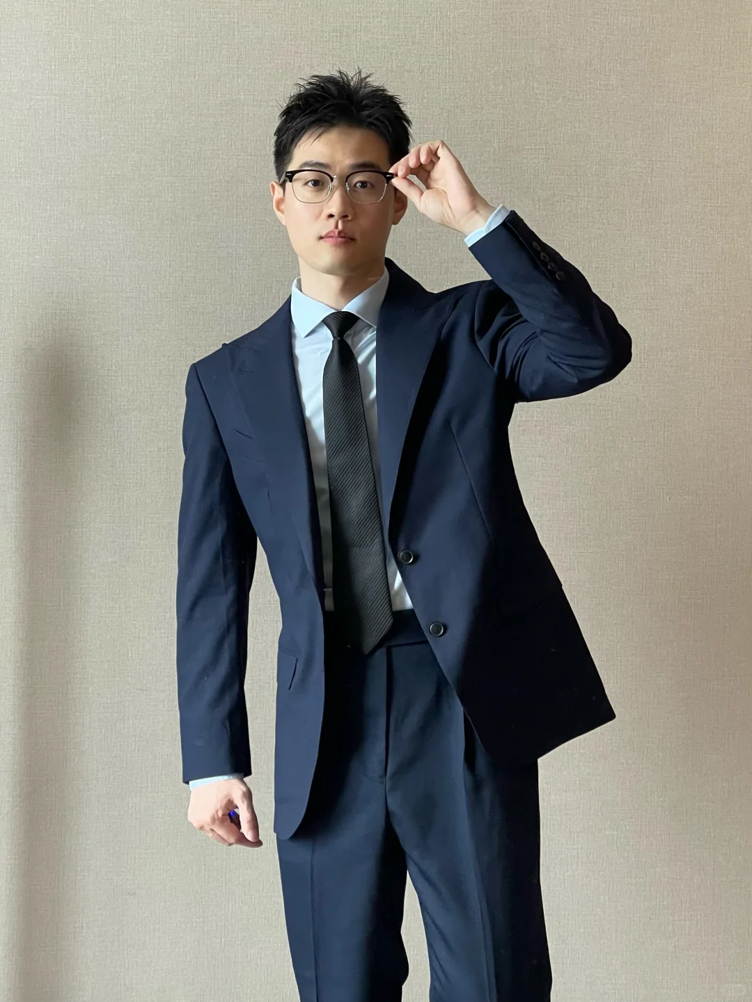 黑框眼镜搭配正装??‍♂️高智感真的绝了❗️