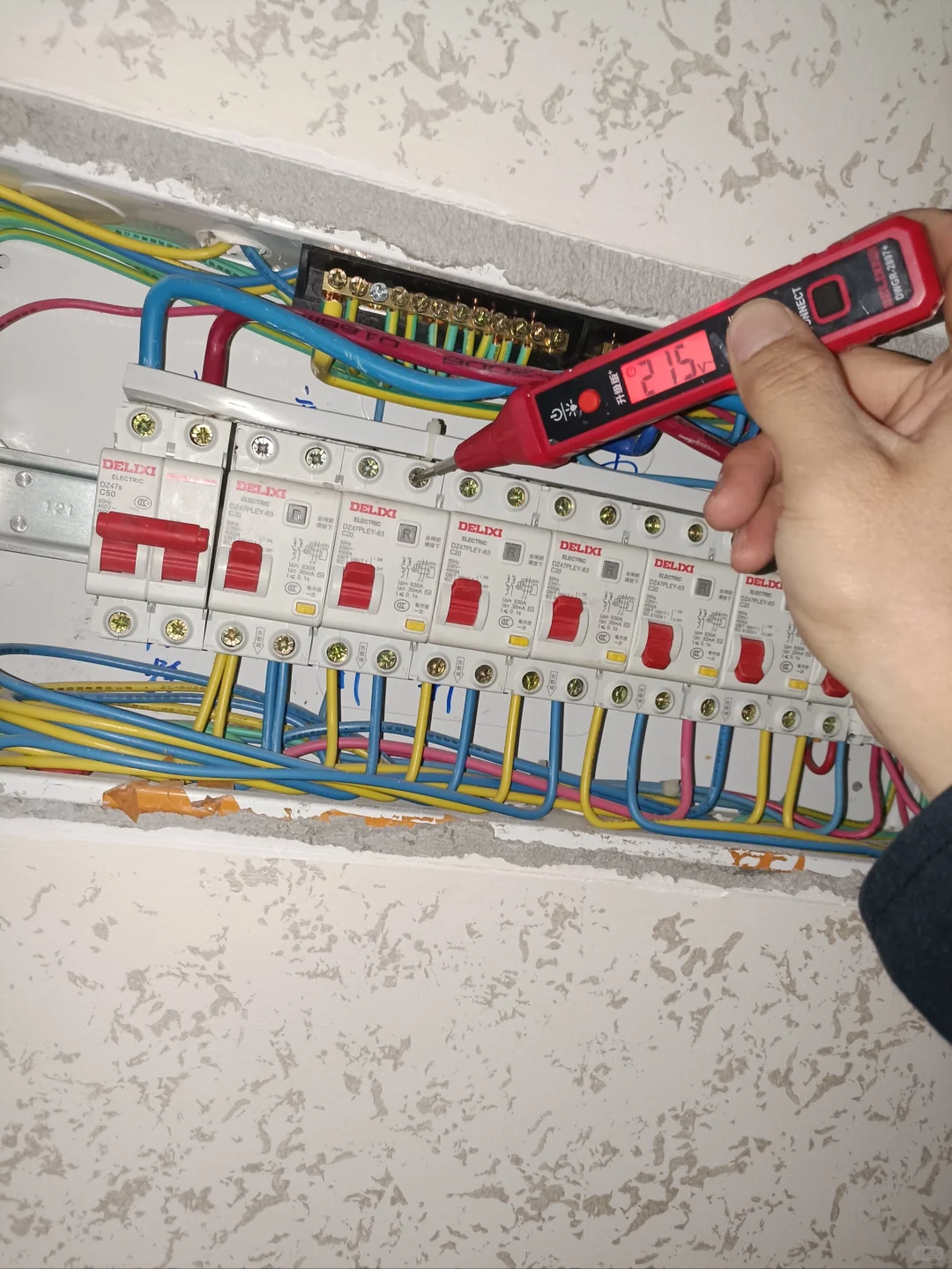 ?拆开邻居家的插座我发现了触目惊心的隐患