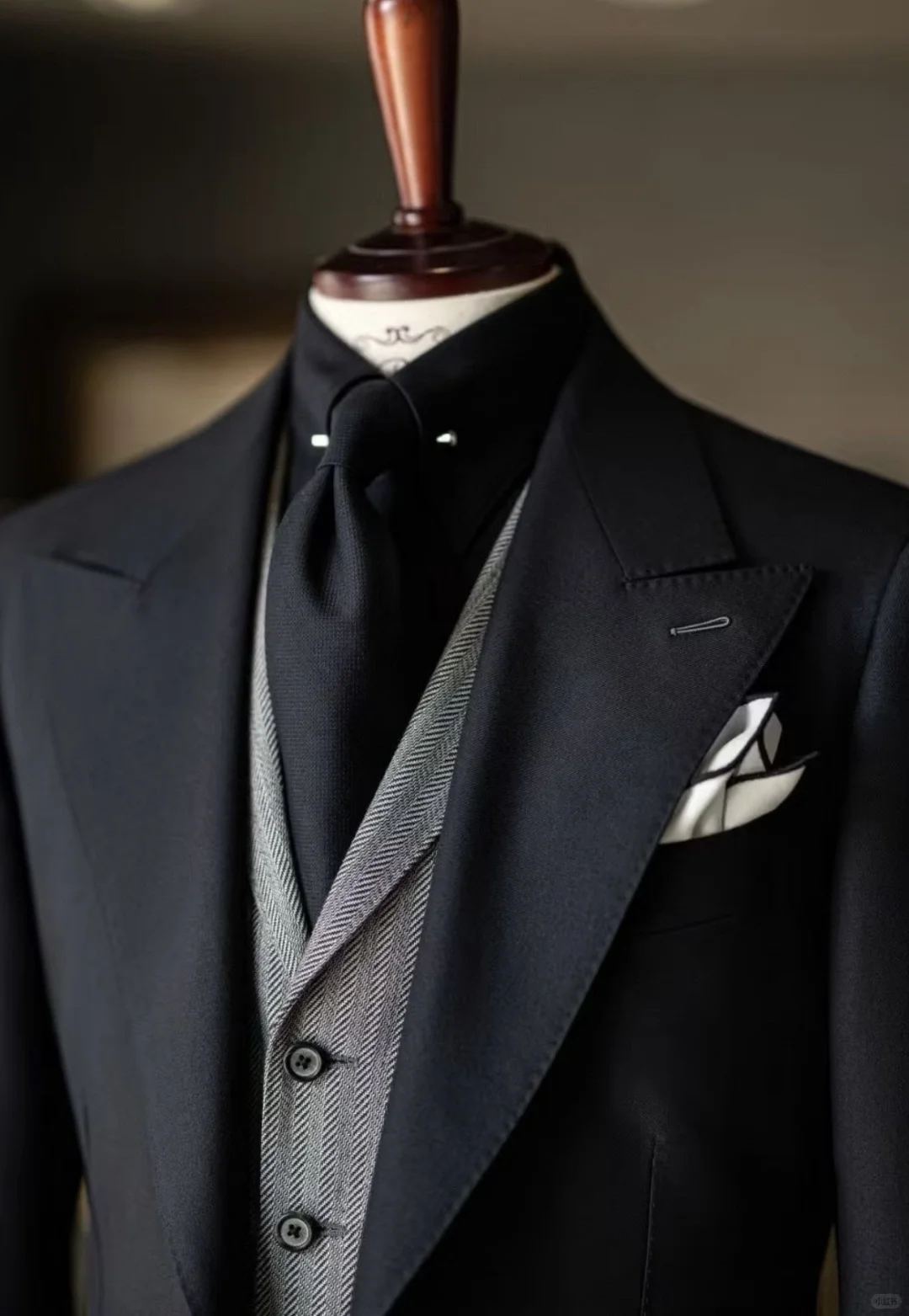 西装定制｜黑色西装，通勤穿搭的绝佳选择