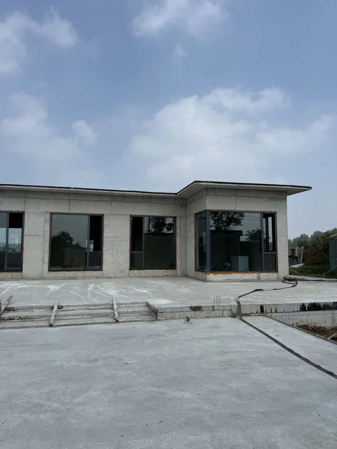 装修省钱反被坑！水泥地丑到想砸了?