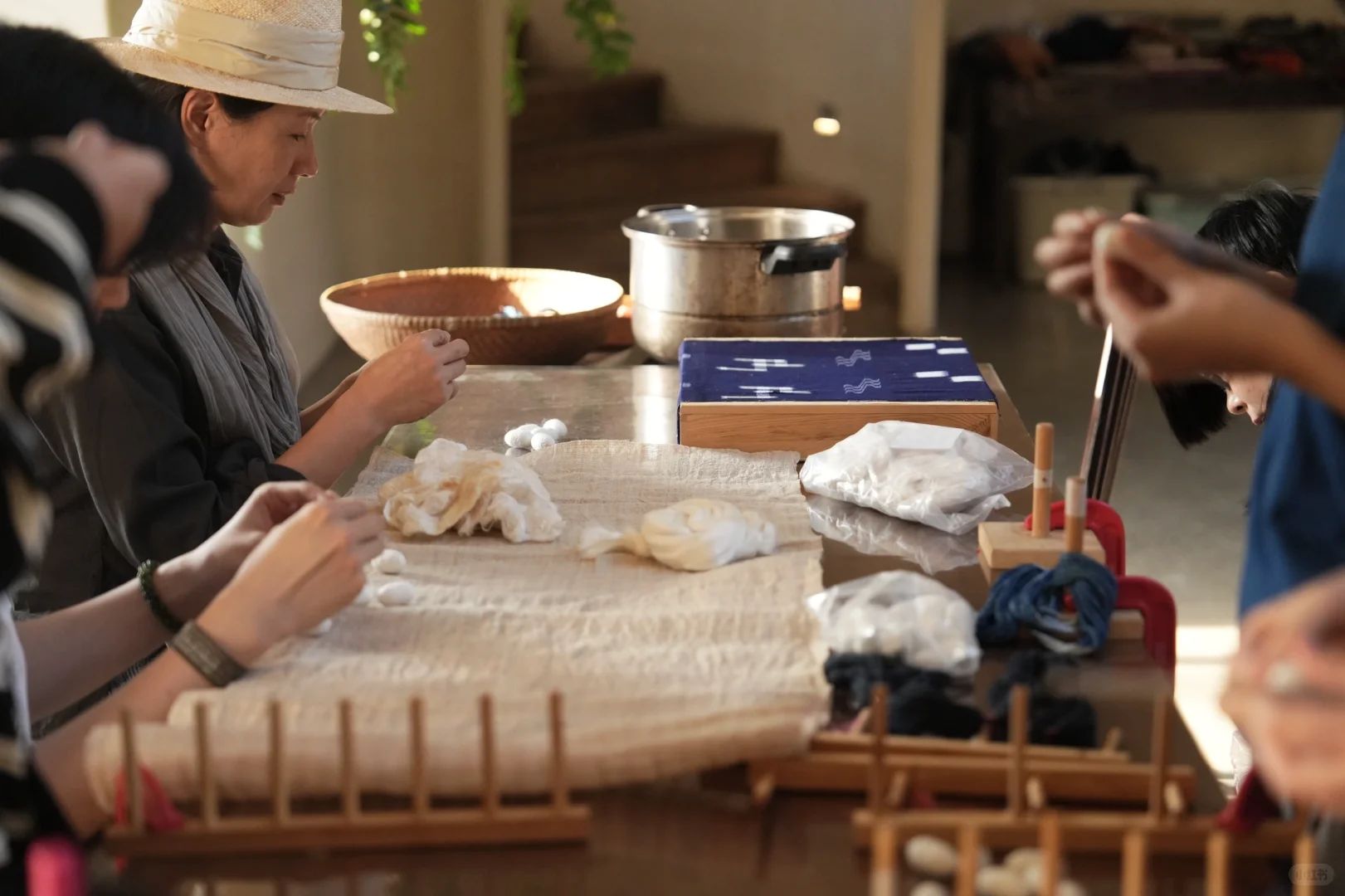 织布课里重要的一个环节 - 缫丝