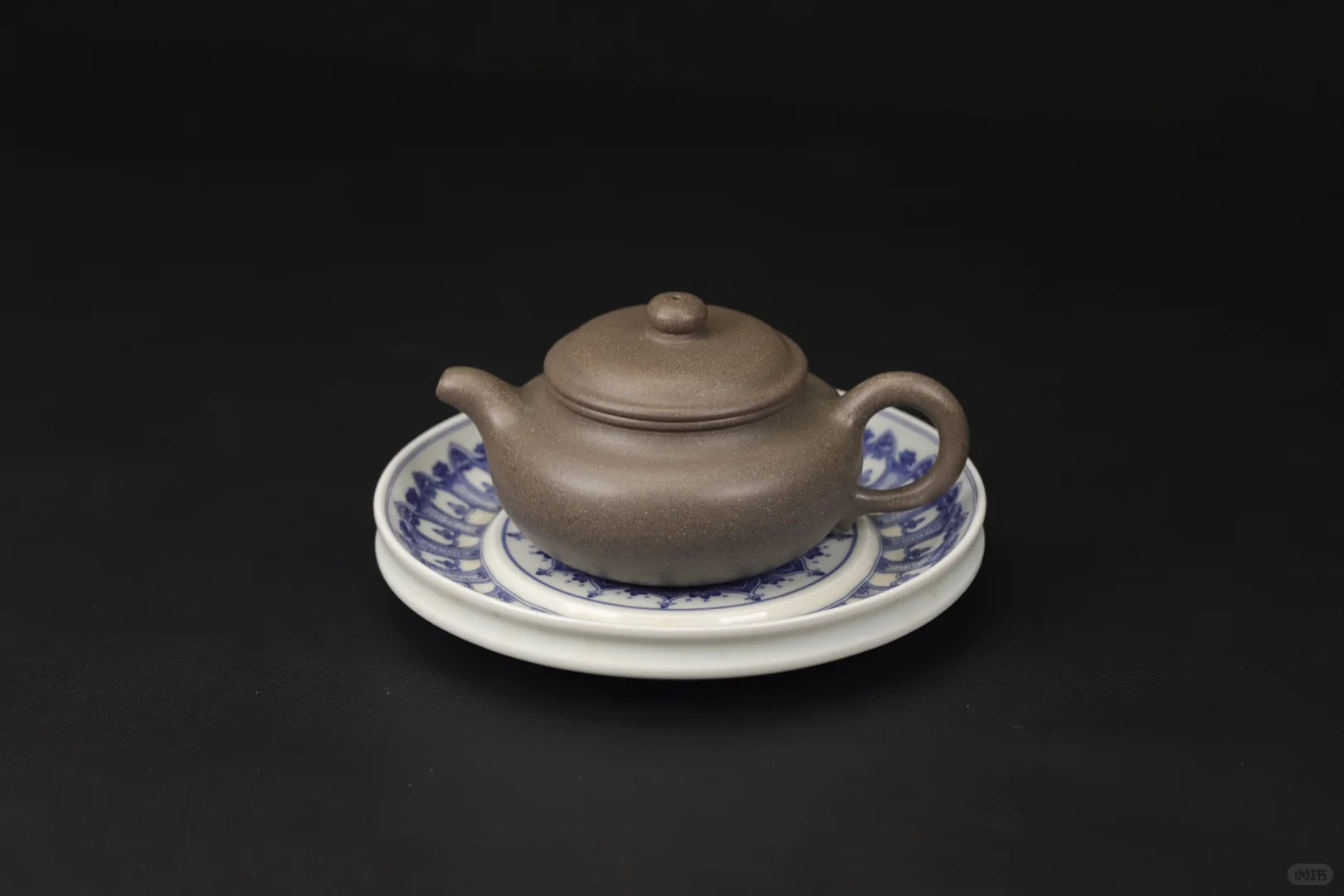 紫砂是一种介于陶器与瓷器之间的陶瓷制品,