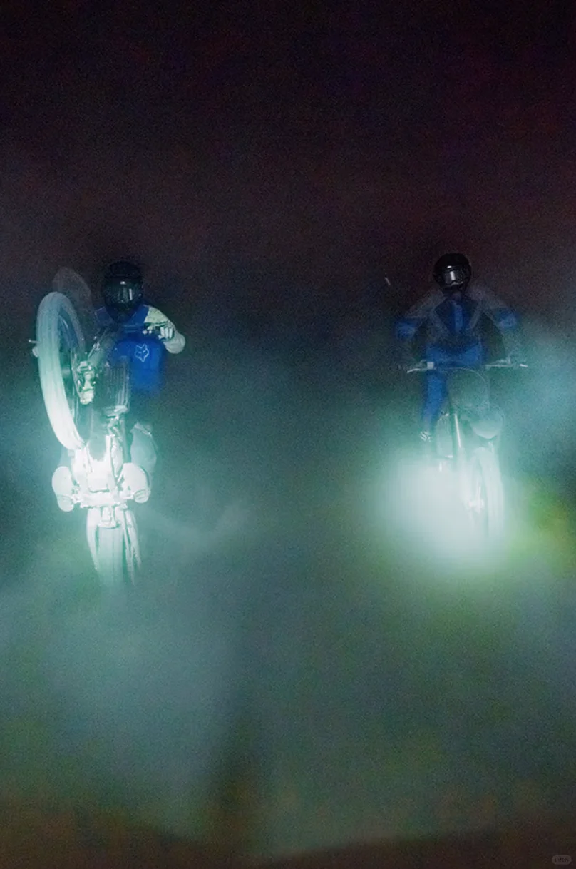 以摩托车越野赛为灵感的搭配估计很多人喜欢