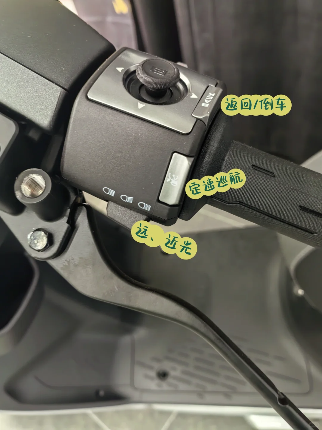 AE7Pro电动摩托才是都市通勤的正确打开方式