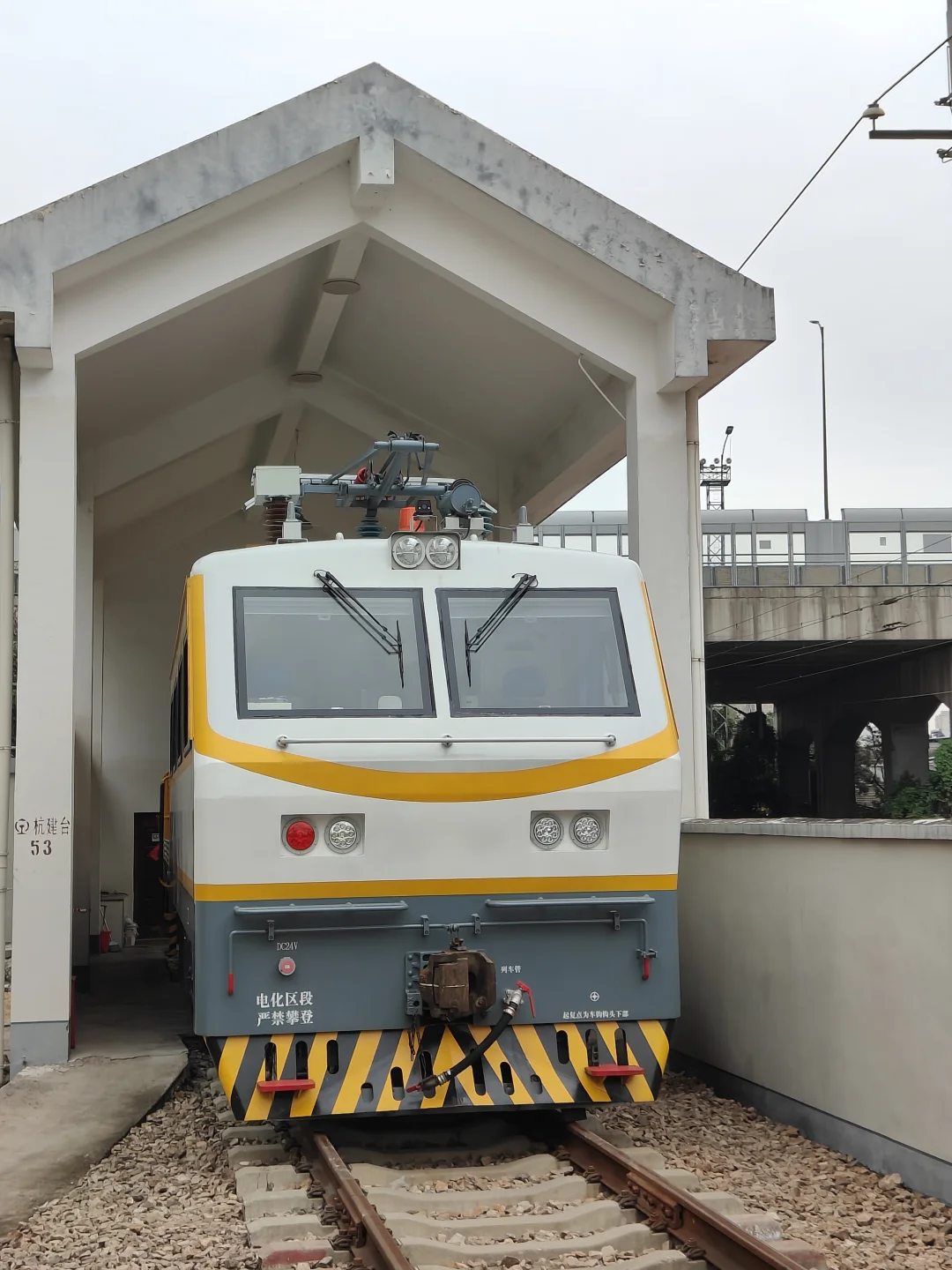 见到火车中好东西了！JW-4G型触网作业车