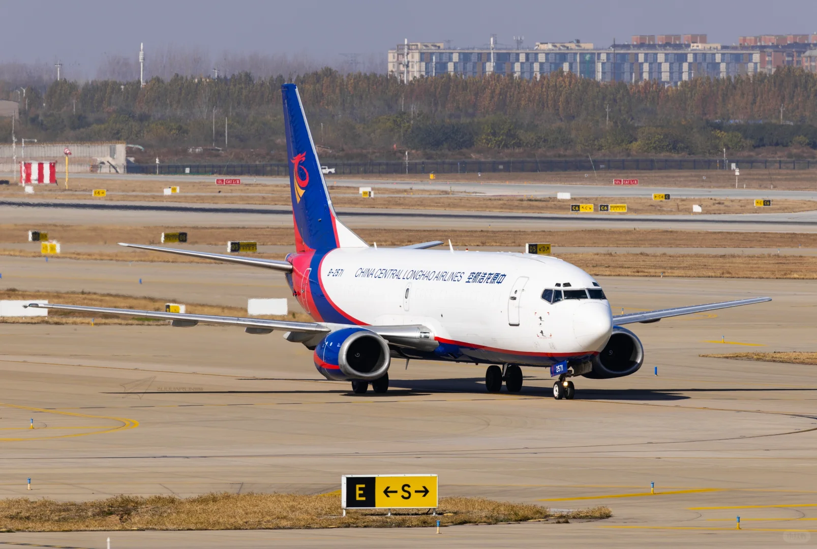 越来越稀有的B737-300货机