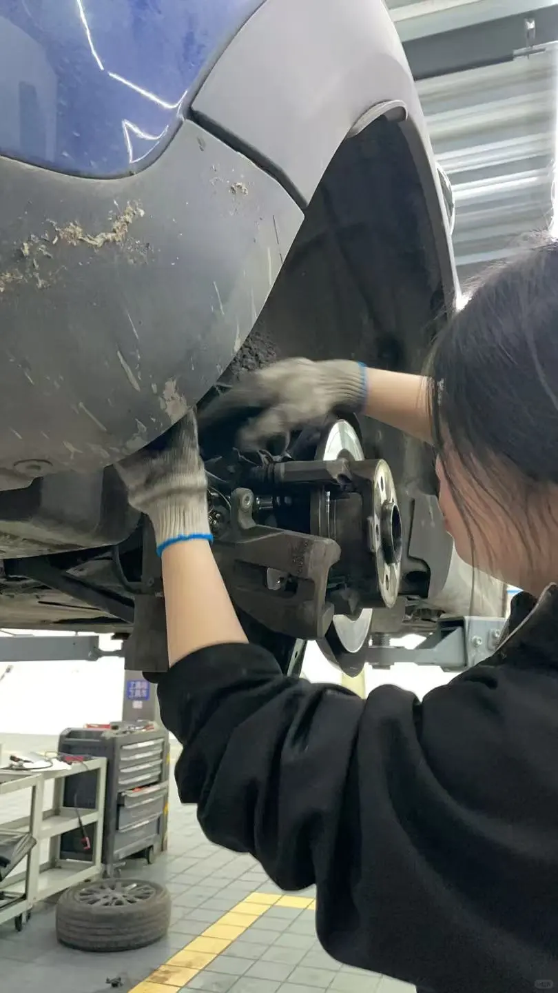 00后女孩干汽修