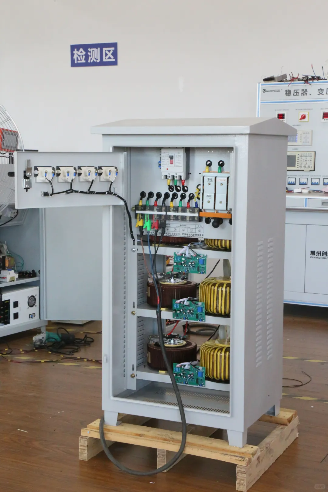 如何选择高性能三相稳压器？