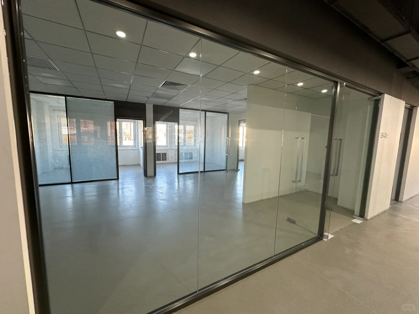 办公室极简玻璃隔断