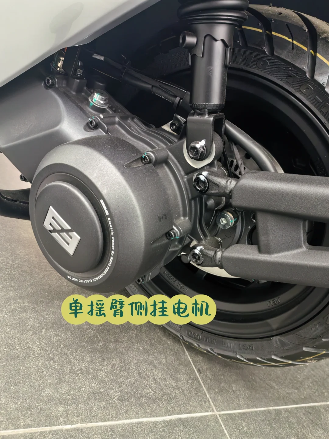AE7Pro电动摩托才是都市通勤的正确打开方式