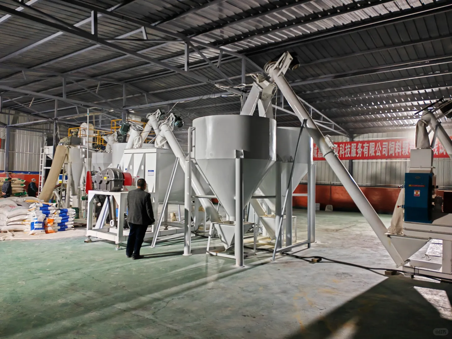 养殖新选择:猪饲料加工设备,实用又环保