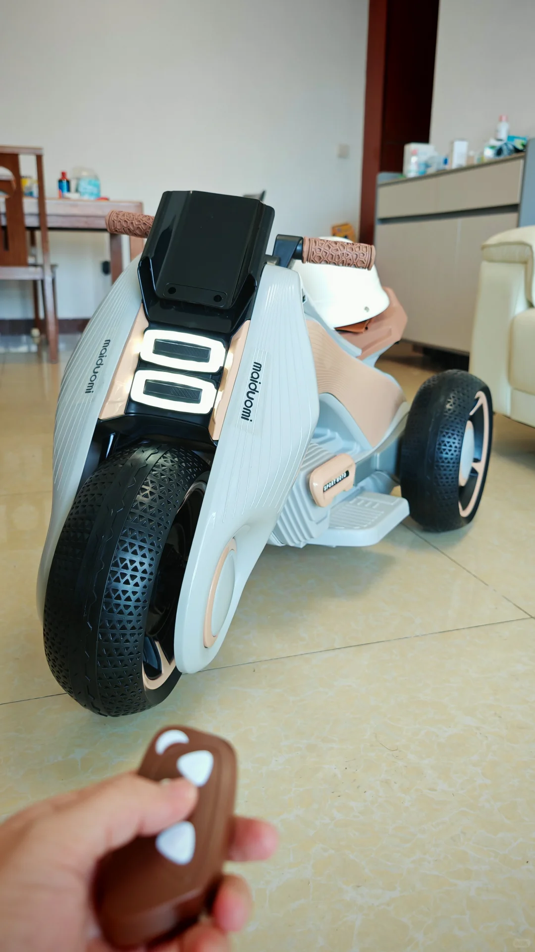 小孩哥姐的电动摩托车到了