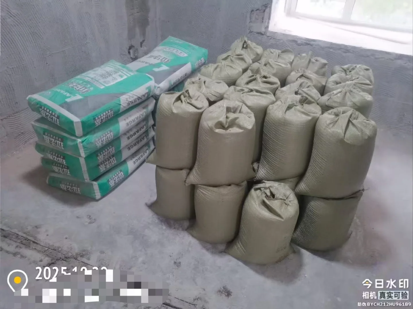 下雨也要扛水泥