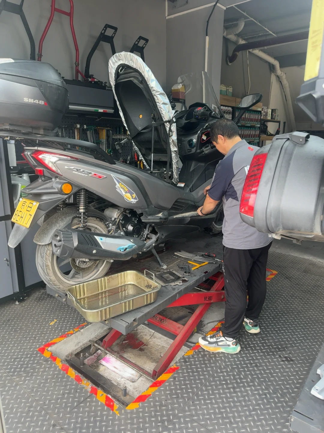 炎炎夏日，更换冷却液。自助工位还剩1位。