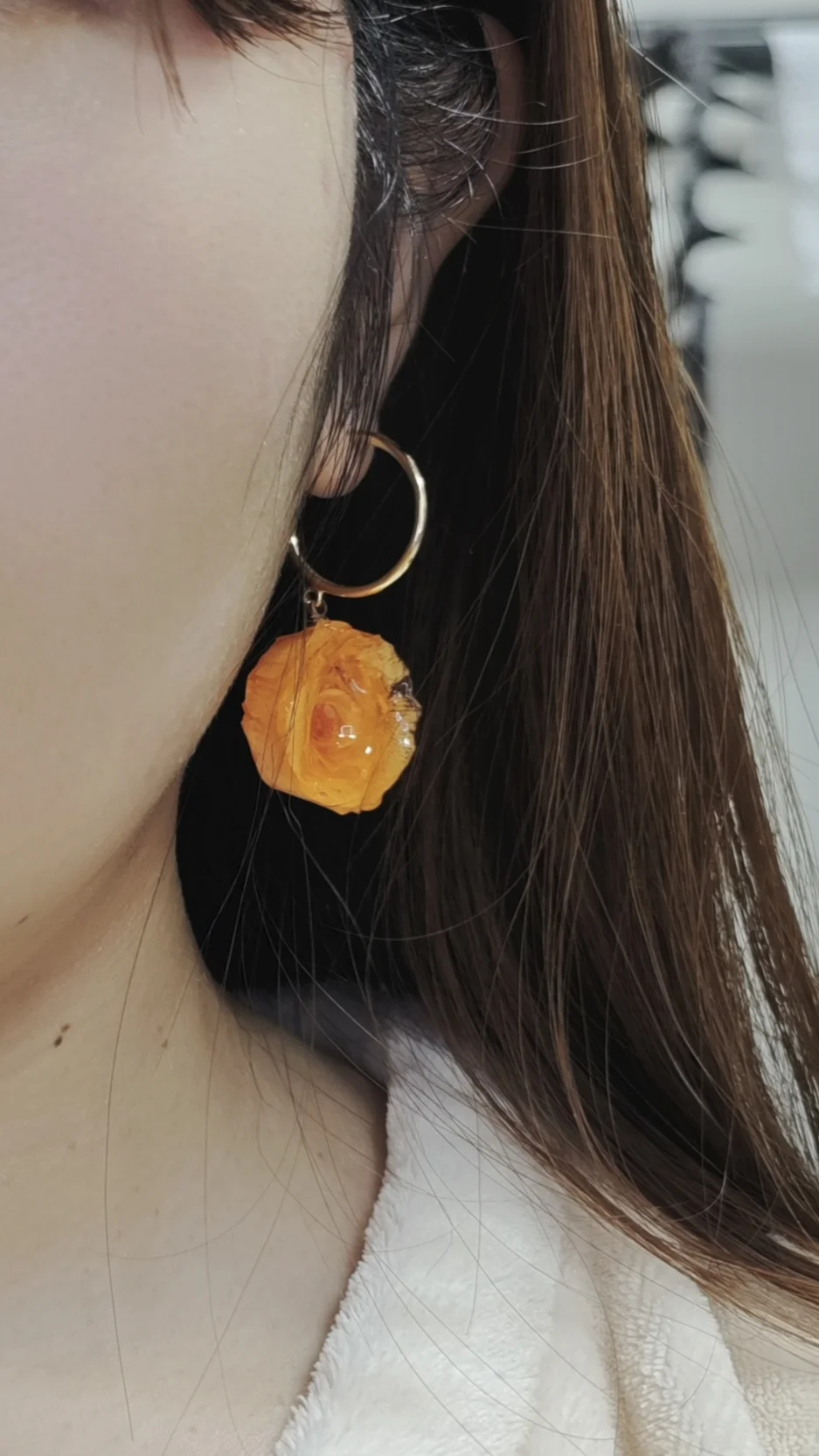 这对橙色调植物耳饰真是秋冬穿搭天菜?