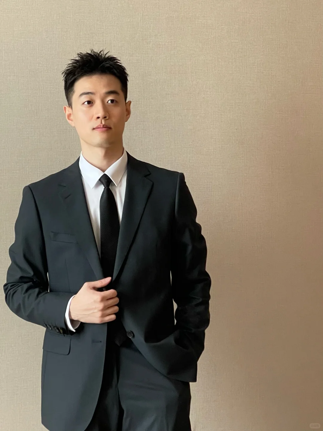 这次西装穿的满意了?