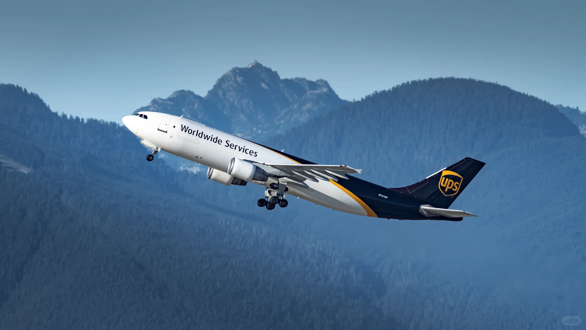 三架经典货机相继从温哥华山景中腾空而起