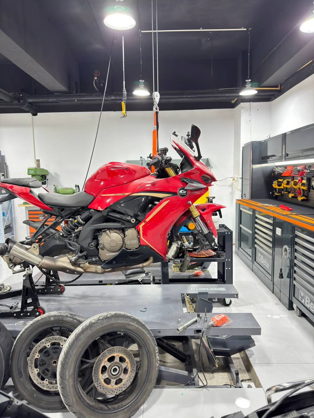 这样更换轮胎也太方便了吧 ?️?