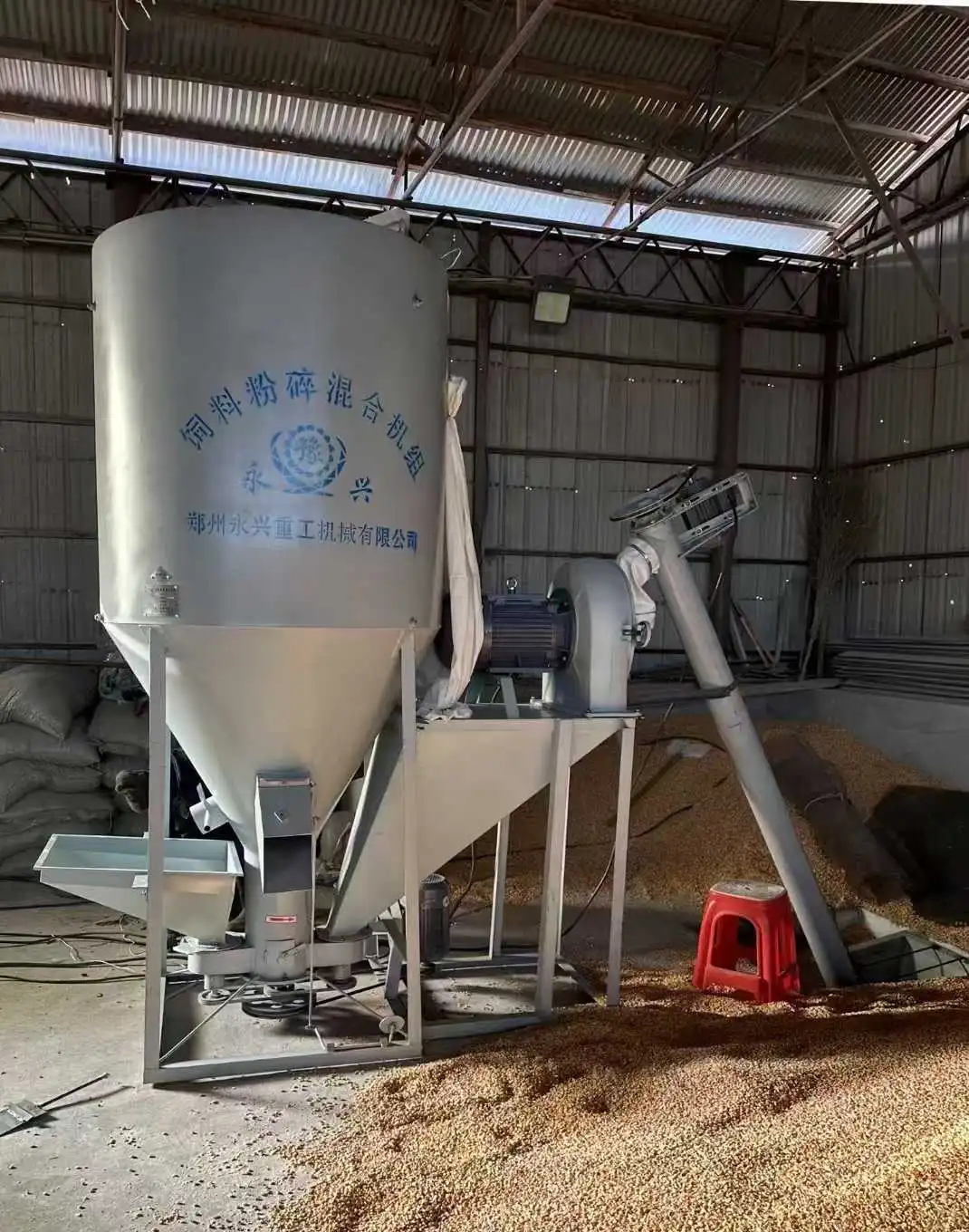 1吨玉米饲料加工粉碎机搅拌机一体机器设备