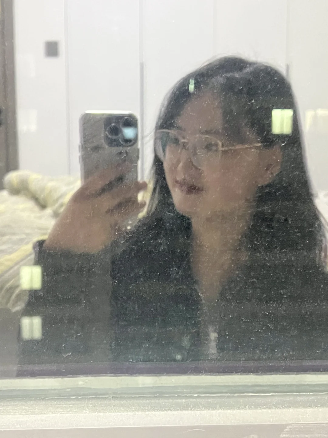 经常觉得玻璃里的自己还挺美