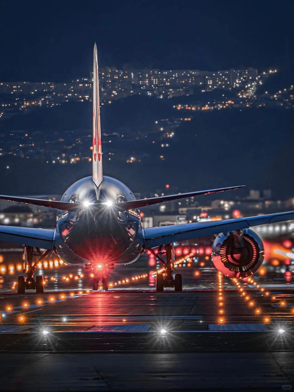 夜空里的航班：为何它们偏爱在深夜起航？
