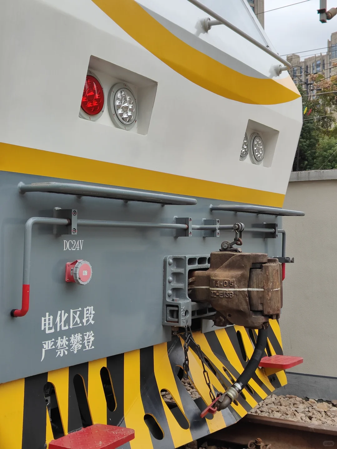 见到火车中好东西了！JW-4G型触网作业车