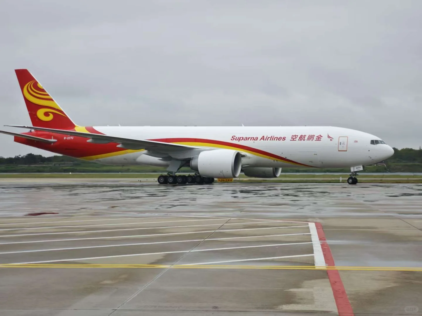 金鹏航空接收首架波音777货机