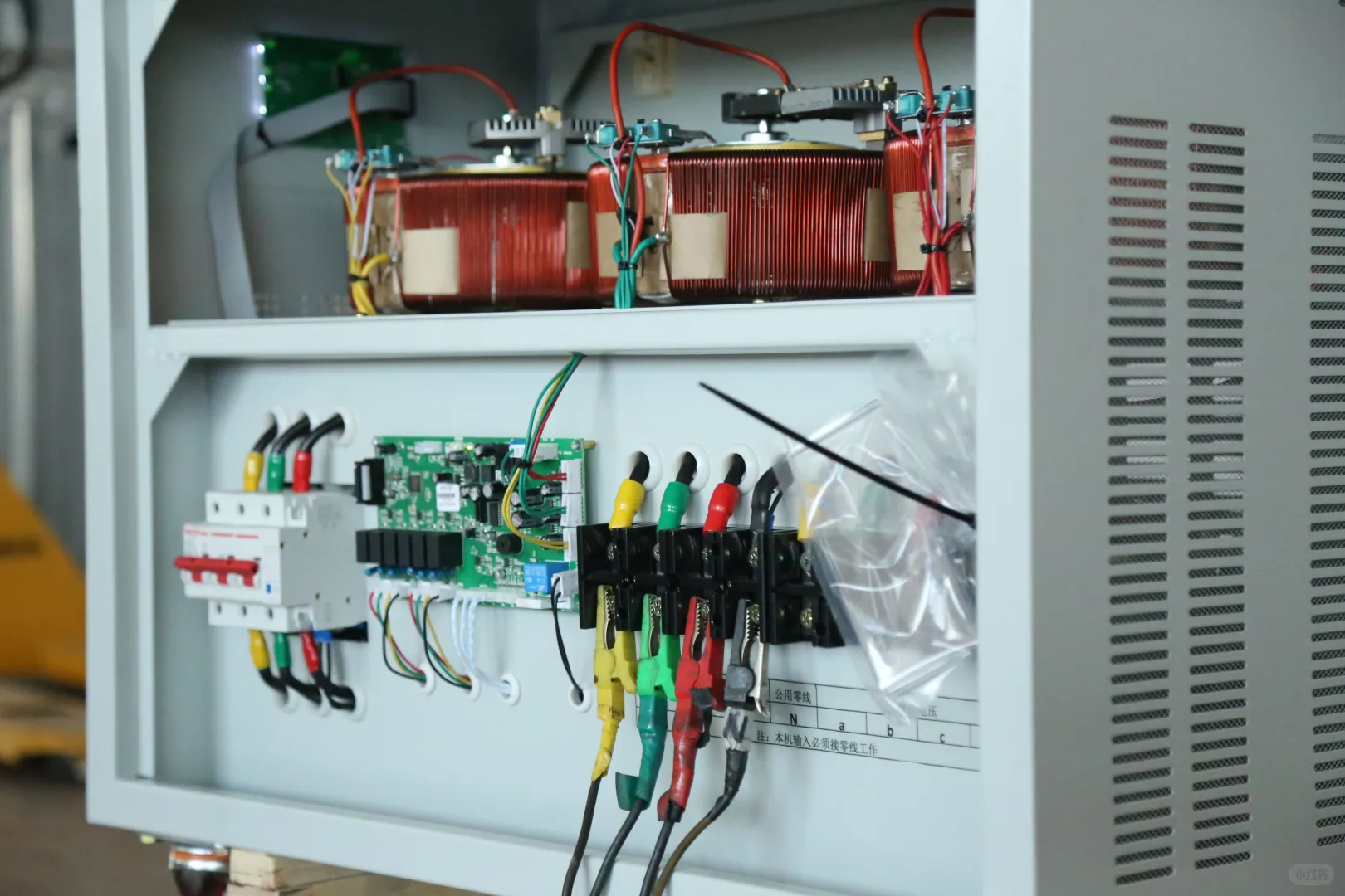 怎样挑选三相稳压器的好坏？